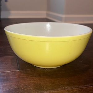 Pyrex Yellow Primary Color Bowl- 404 (4 qt)